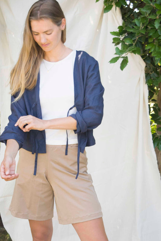 Daisy top linen donkerblauw, detail van de strikjes aan de voorkant