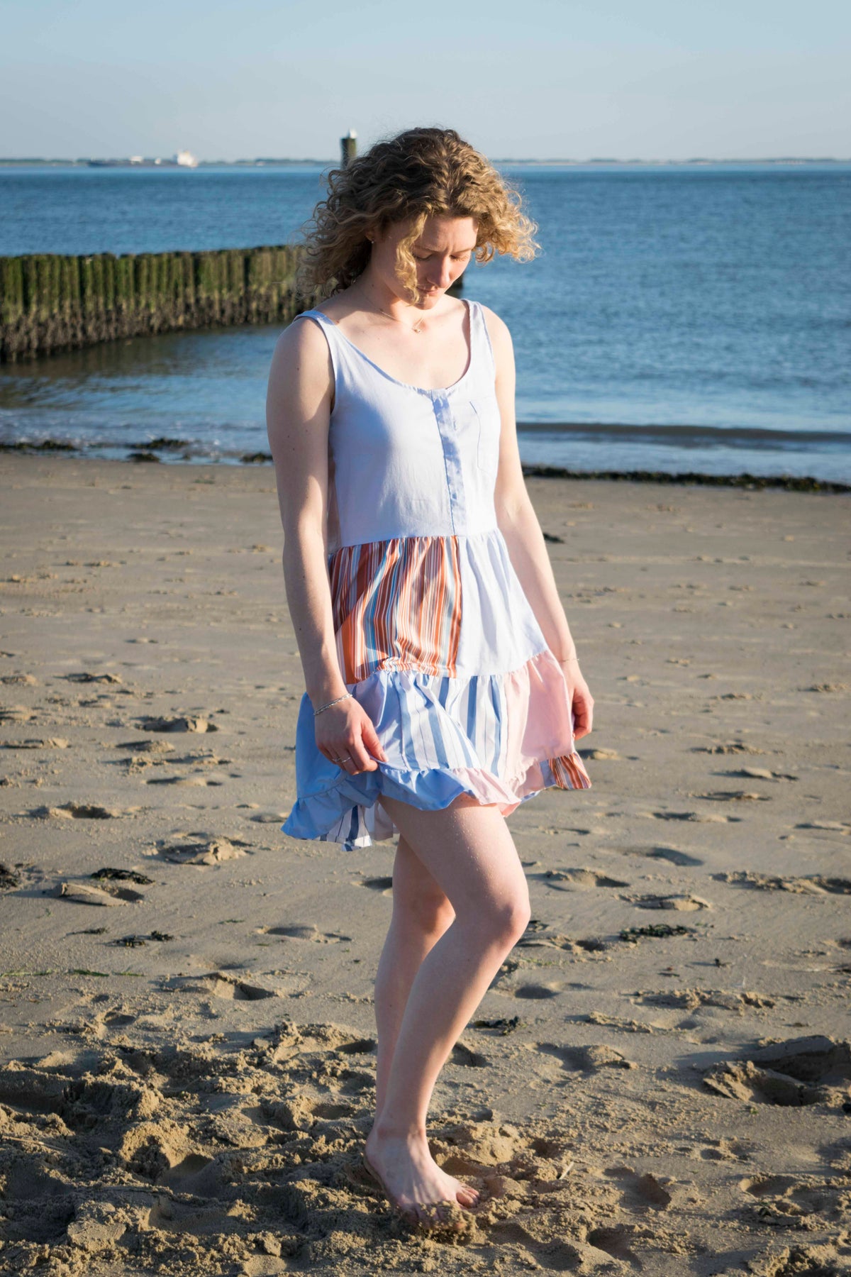 Remix Dreamer Dress Hellblau und Rosa, Vorderansicht des Stufenrocks