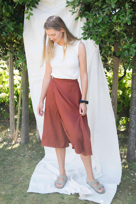 Dance wrap skirt roest, vooraanzicht in beweging met open overslag