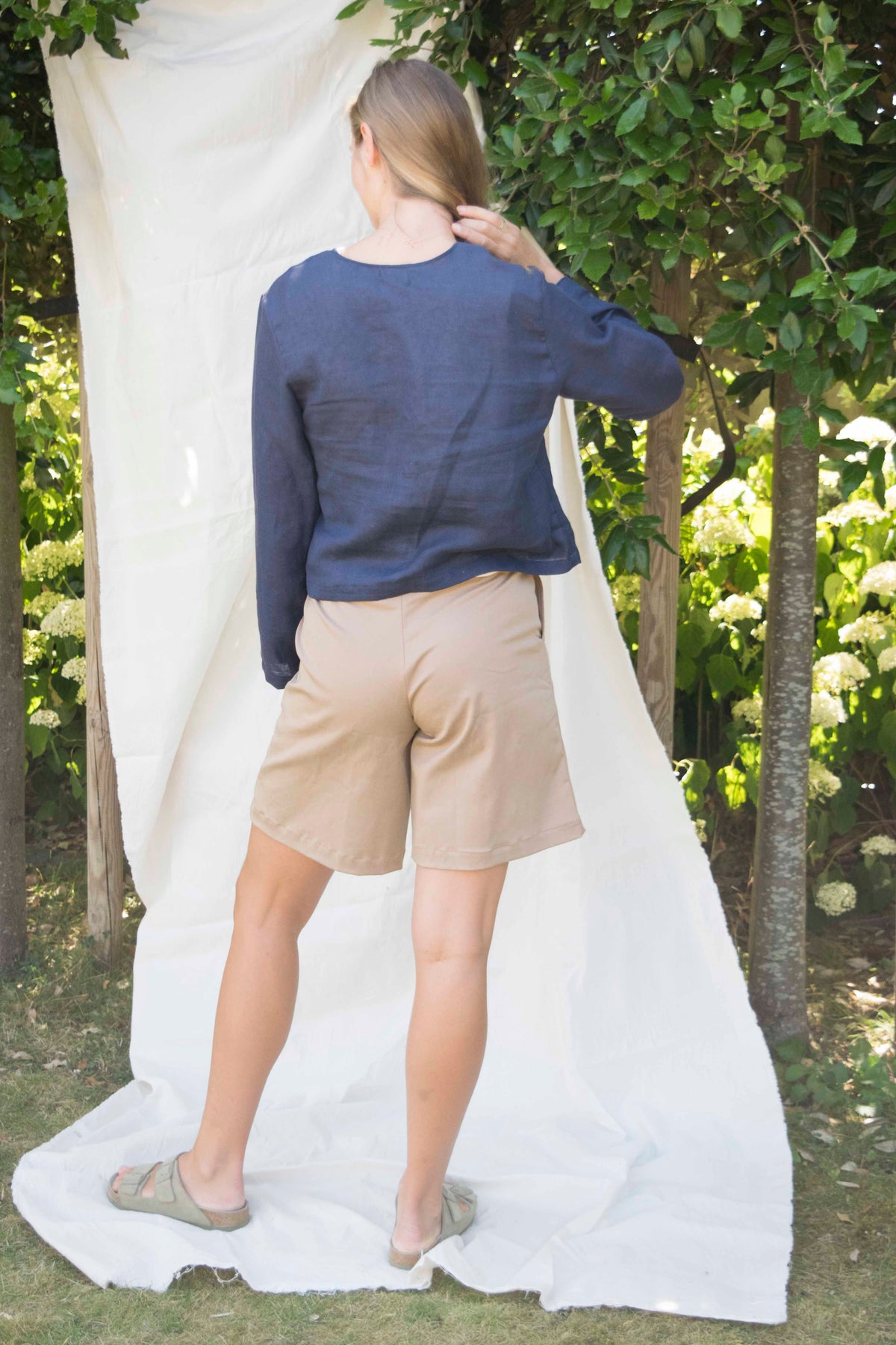Daisy top linen navy, back view of the linen blouse