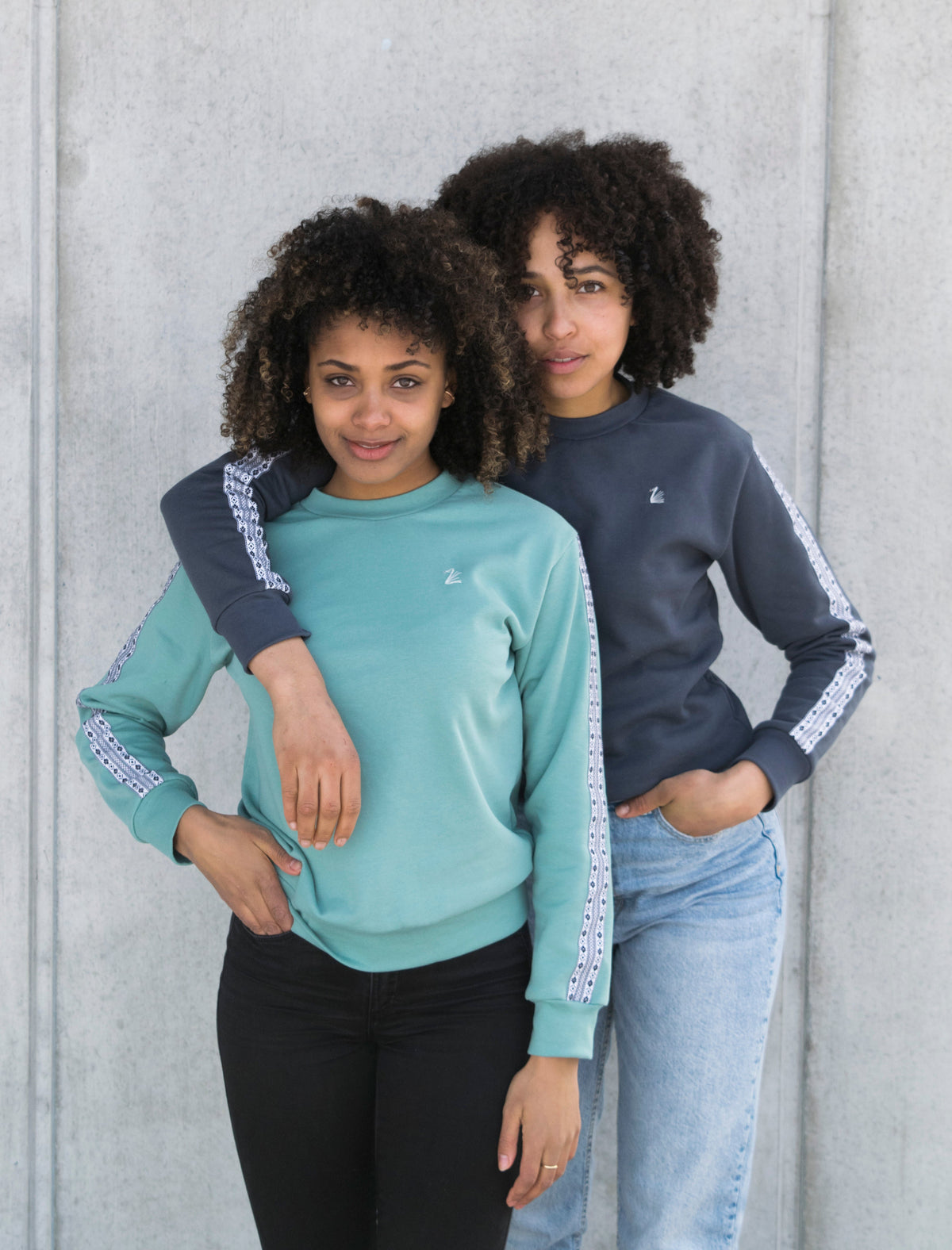 Twee modellen in een mintgroene en een navy Basic sweater met schortenbont op de mouwen