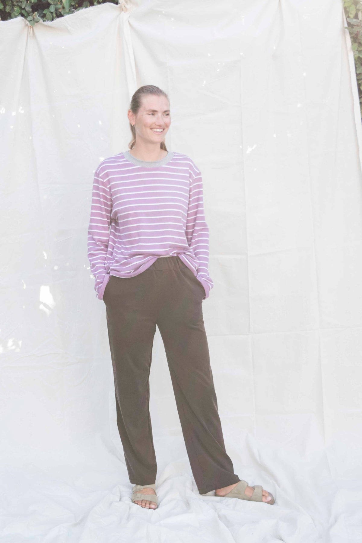 Serene pants in donkerbruin, gedragen met een lila gestreepte longsleeve