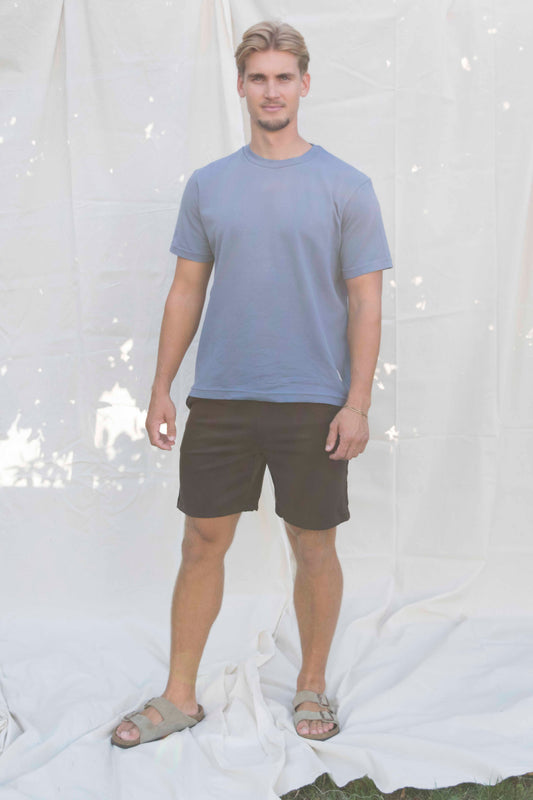 Shorts men in donkerbruin, vooraanzicht gedragen met een grijsblauw T-shirt