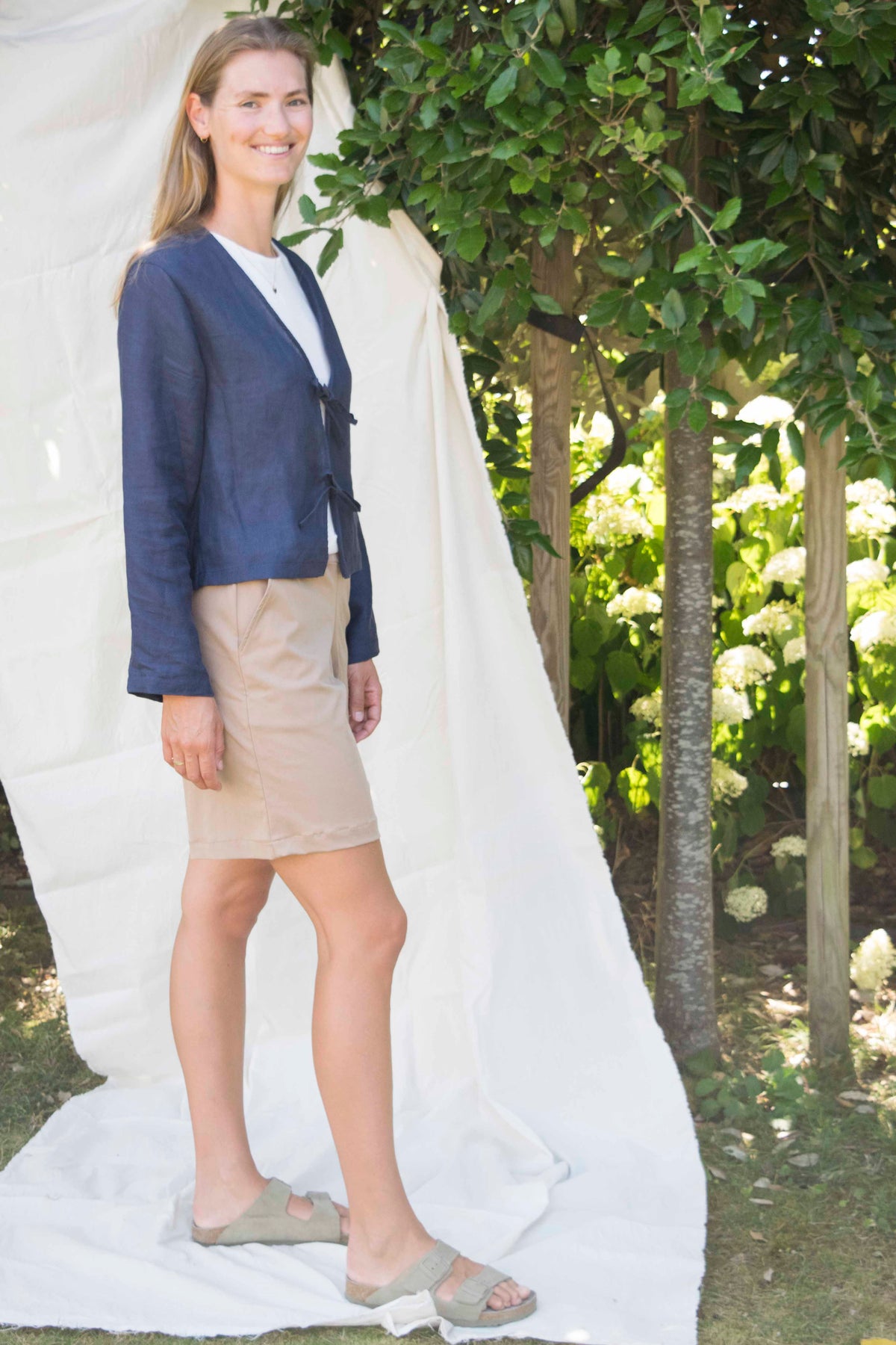Daisy top linen navy, worn open with beige shorts