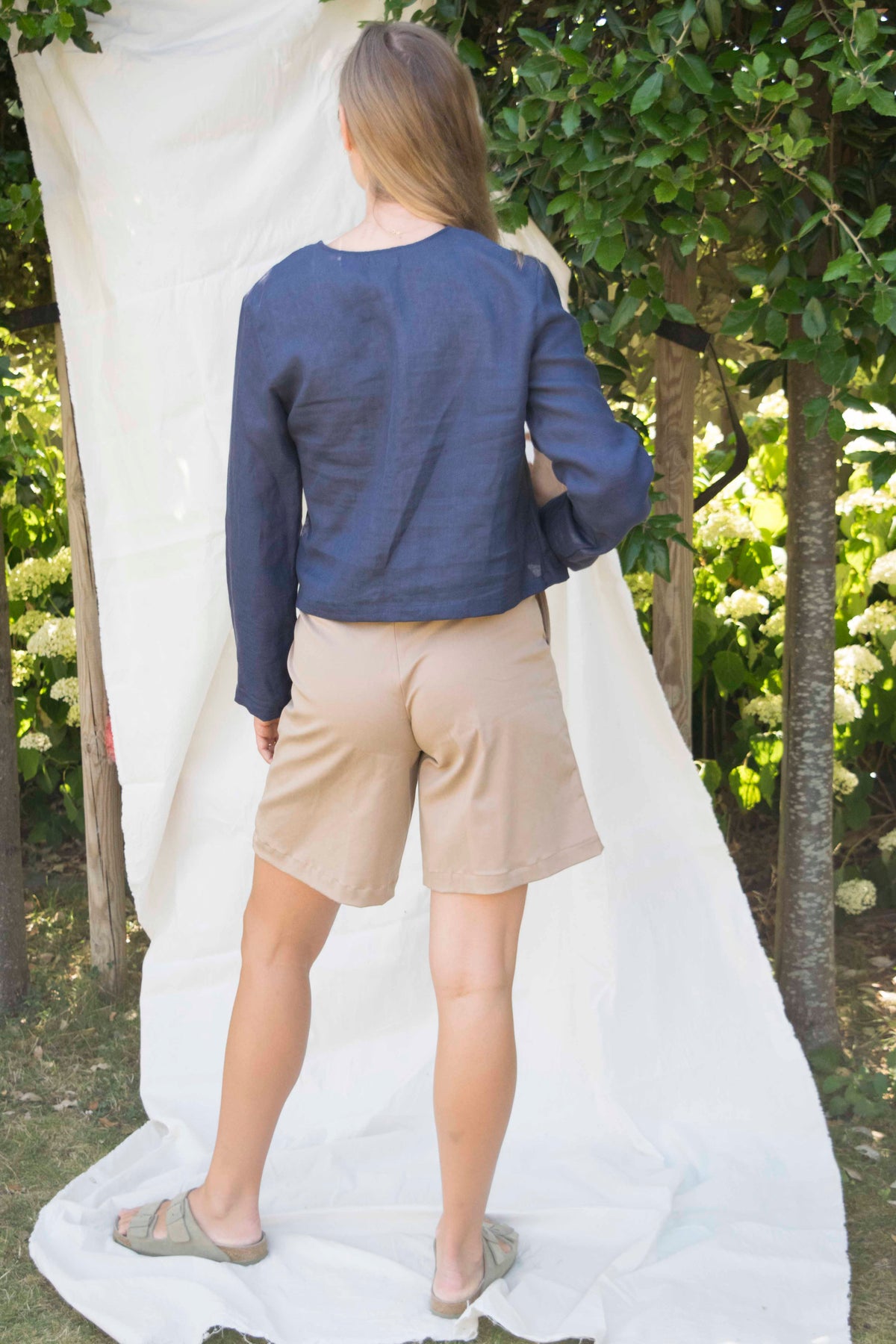 Bermuda shorts hazelnoot beige, achteraanzicht
