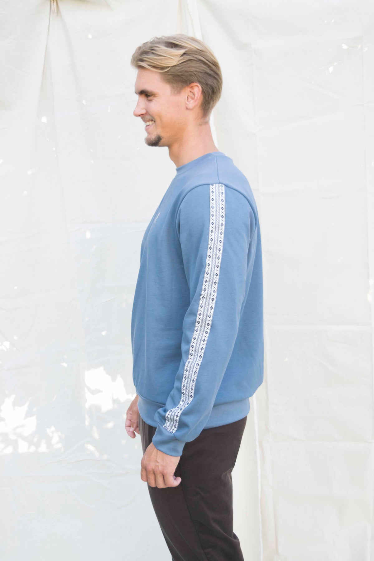 Basic sweater unisex middenblauw, zijaanzicht van de mouw met Zeeuws motief