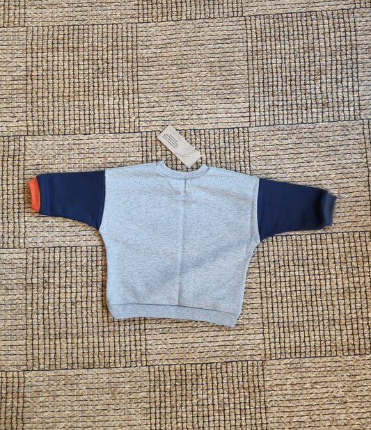 Mini remix sweater lichtgrijs met donkerblauwe mouwen, achteraanzicht
