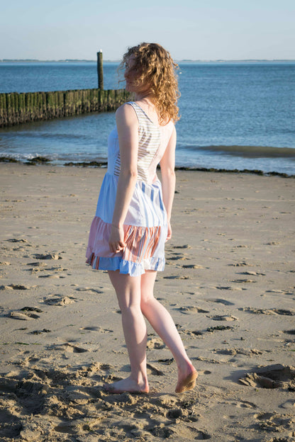 Remix Dreamer Dress Hellblau und Rosa, Rückansicht mit Spitzendetail