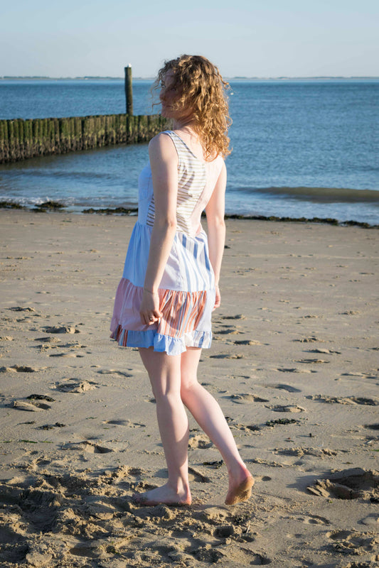 Remix dreamer dress lichtblauw en roze, achteraanzicht met kanten detail