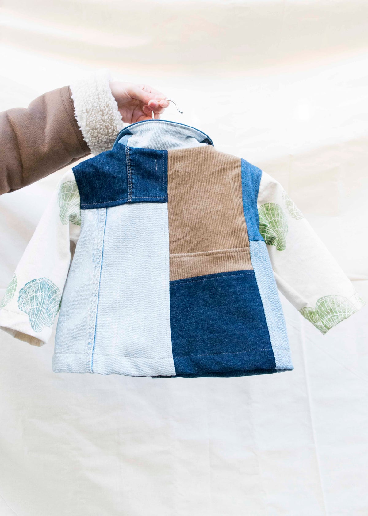 Mini denim jacket patchwork van denim en corduroy, achteraanzicht