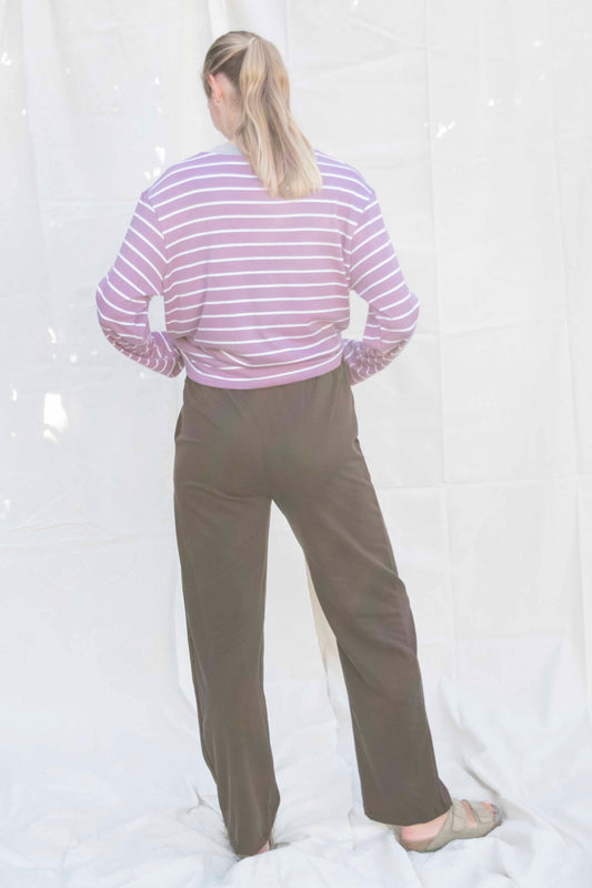 Serene pants donkerbruin, achteraanzicht met elastische tailleband
