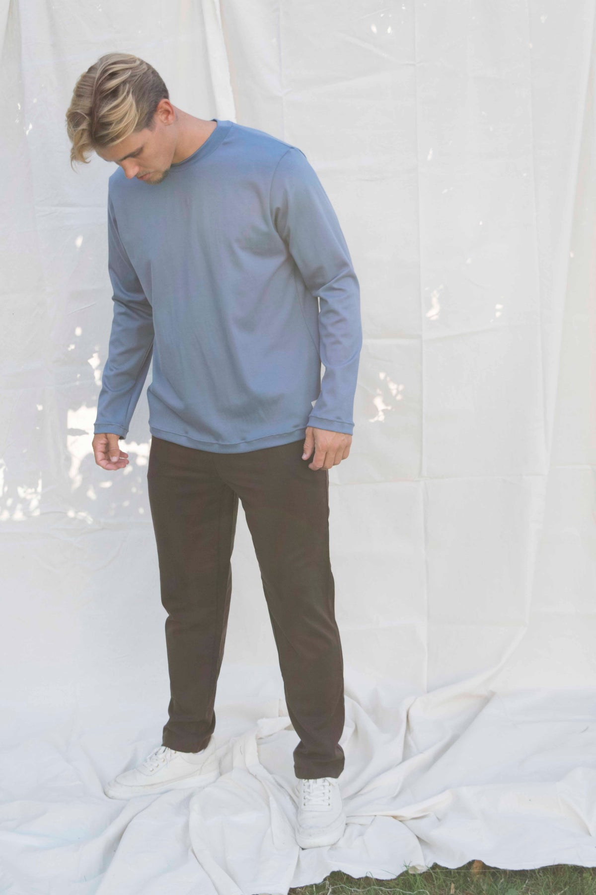 De broek soft donkerbruin, vooraanzicht gecombineerd met de Long time t-shirt