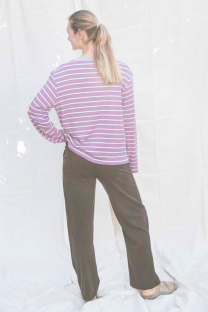 Comfy longsleeve lila gestreept, zijaanzicht, gecombineerd met de Serene pants