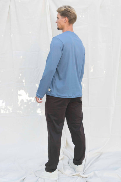 De broek soft donkerbruin, zijaanzicht van de soepele val