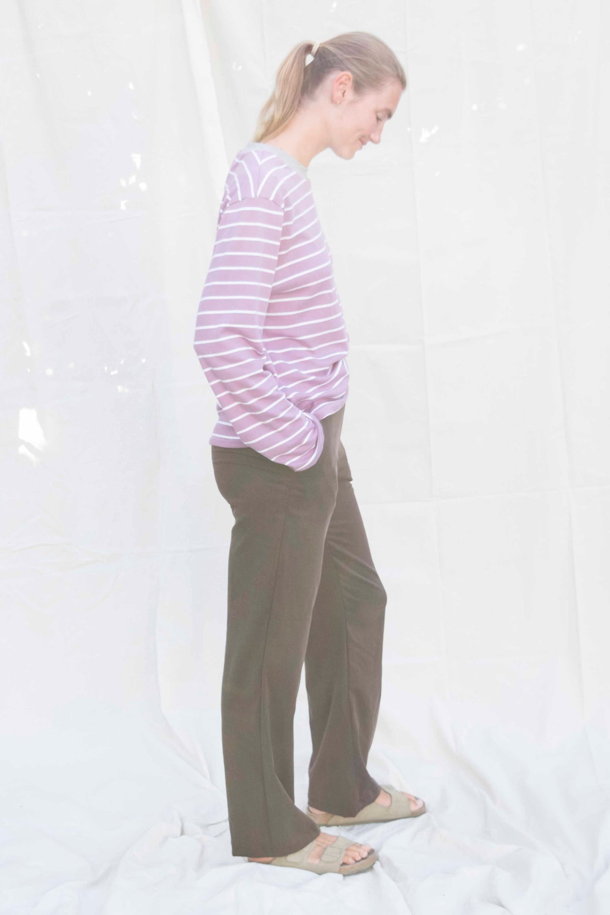 Serene pants donkerbruin, zijaanzicht van de hoge taille