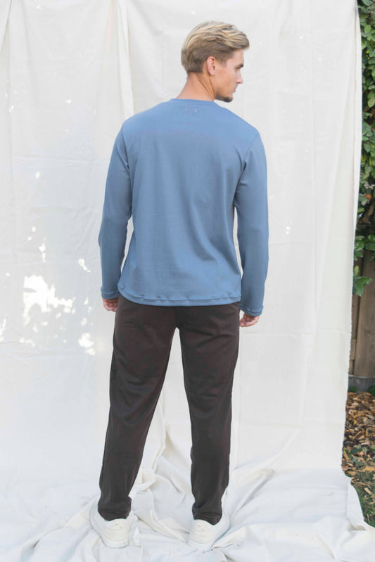 De broek soft donkerbruin, achteraanzicht van de rechte pijpen