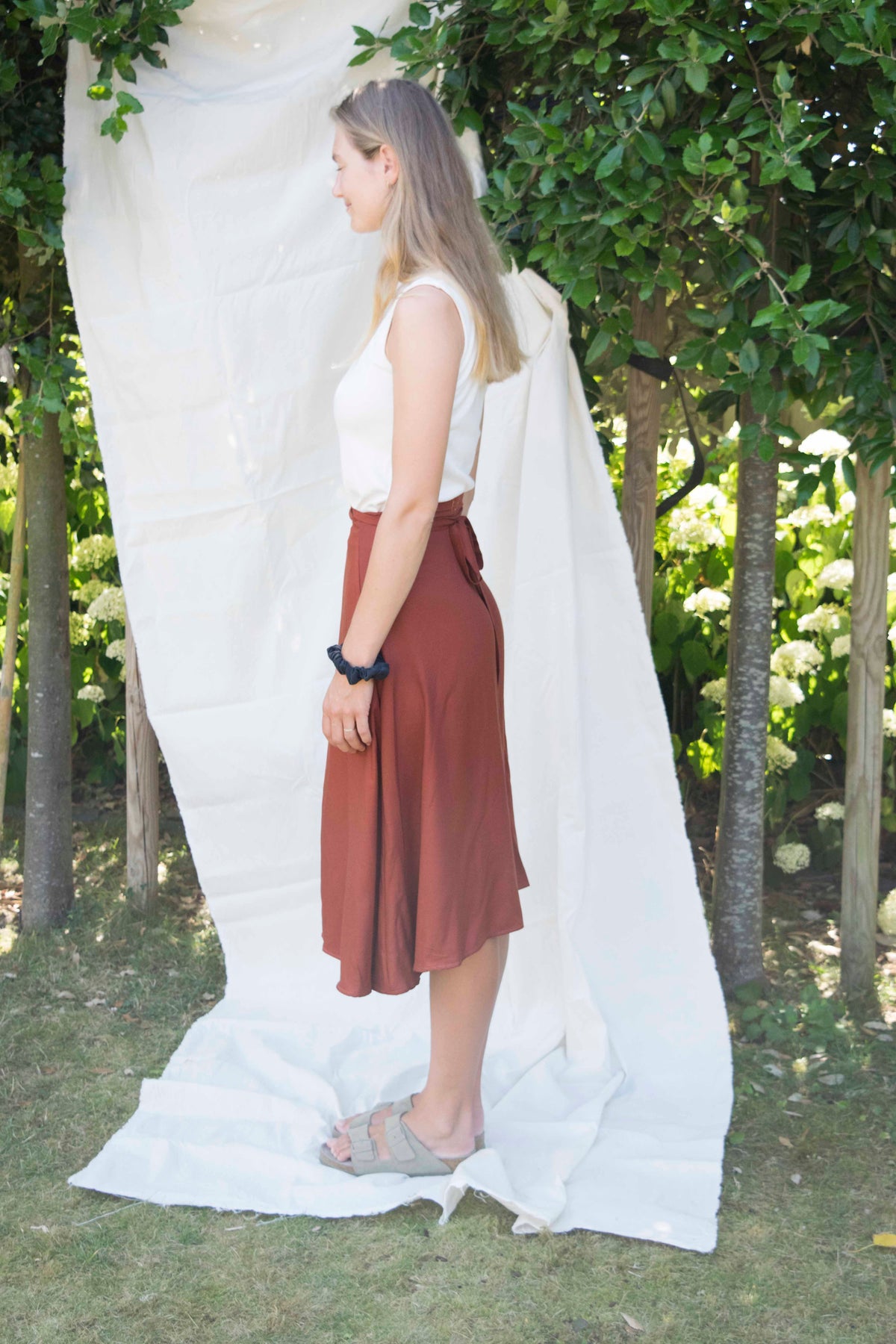 Dance Wrap Skirt Rost, Seitenansicht des fließenden Falls
