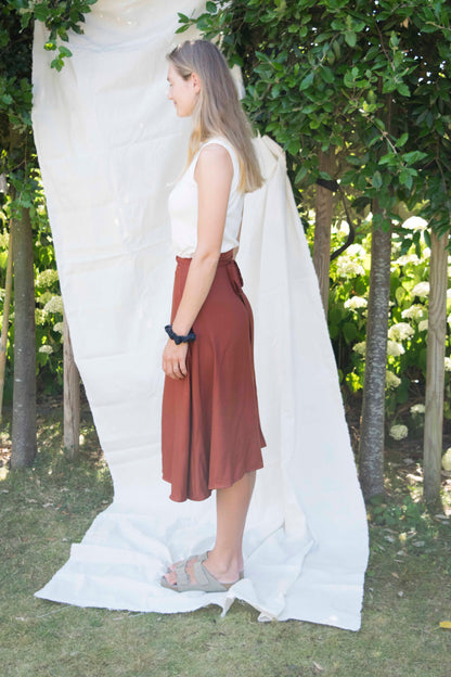Dance Wrap Skirt Rost, Seitenansicht des fließenden Falls