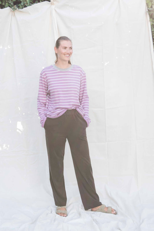 Serene pants donkerbruin, vooraanzicht van de lange, soepel vallende broek