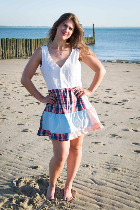 Remix Dreamer Dress One of a kind mit weißem Oberteil, rot-blauem Karo, Hellblau und Rosa, am Strand