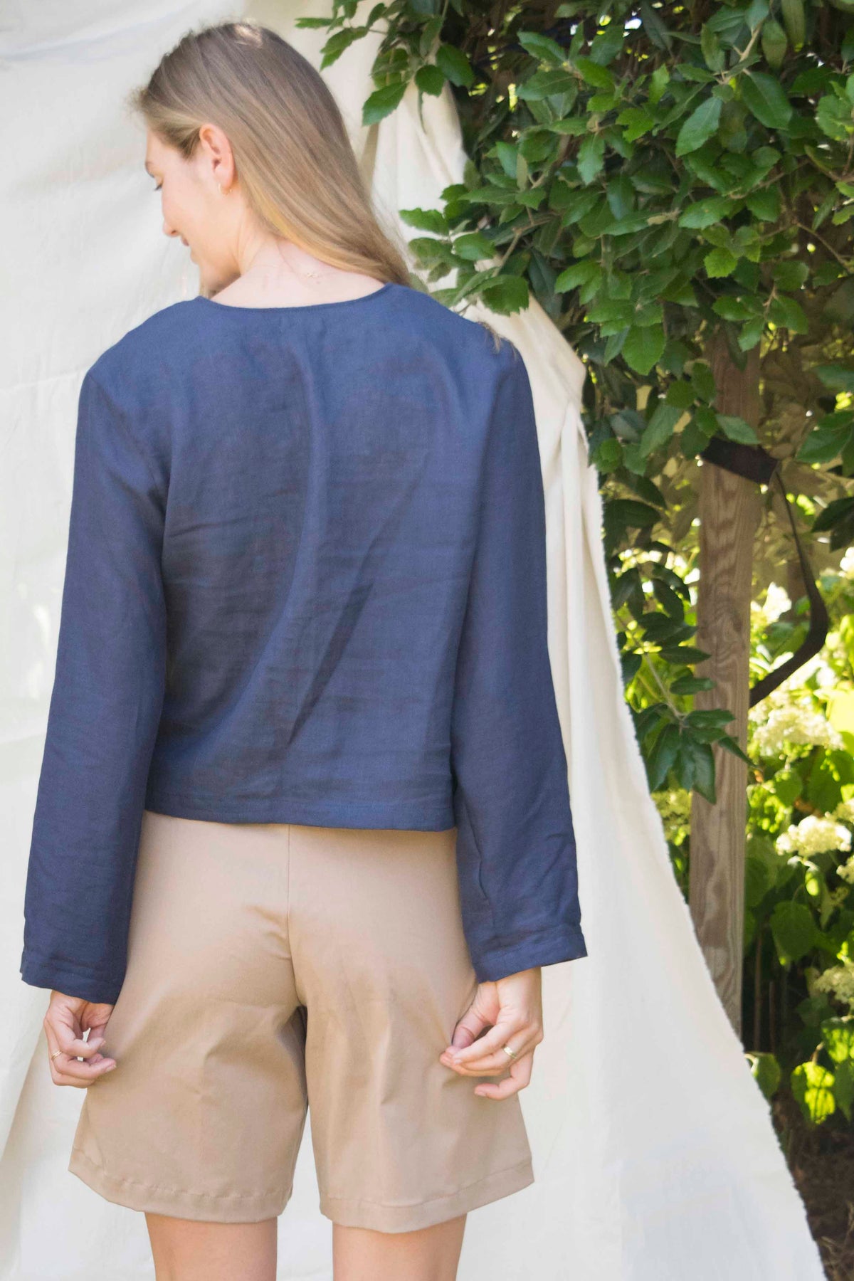 Bermuda shorts hazelnoot beige, detail van de achterkant en tailleband