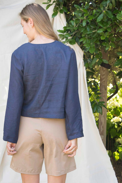 Bermuda shorts hazelnoot beige, detail van de achterkant en tailleband