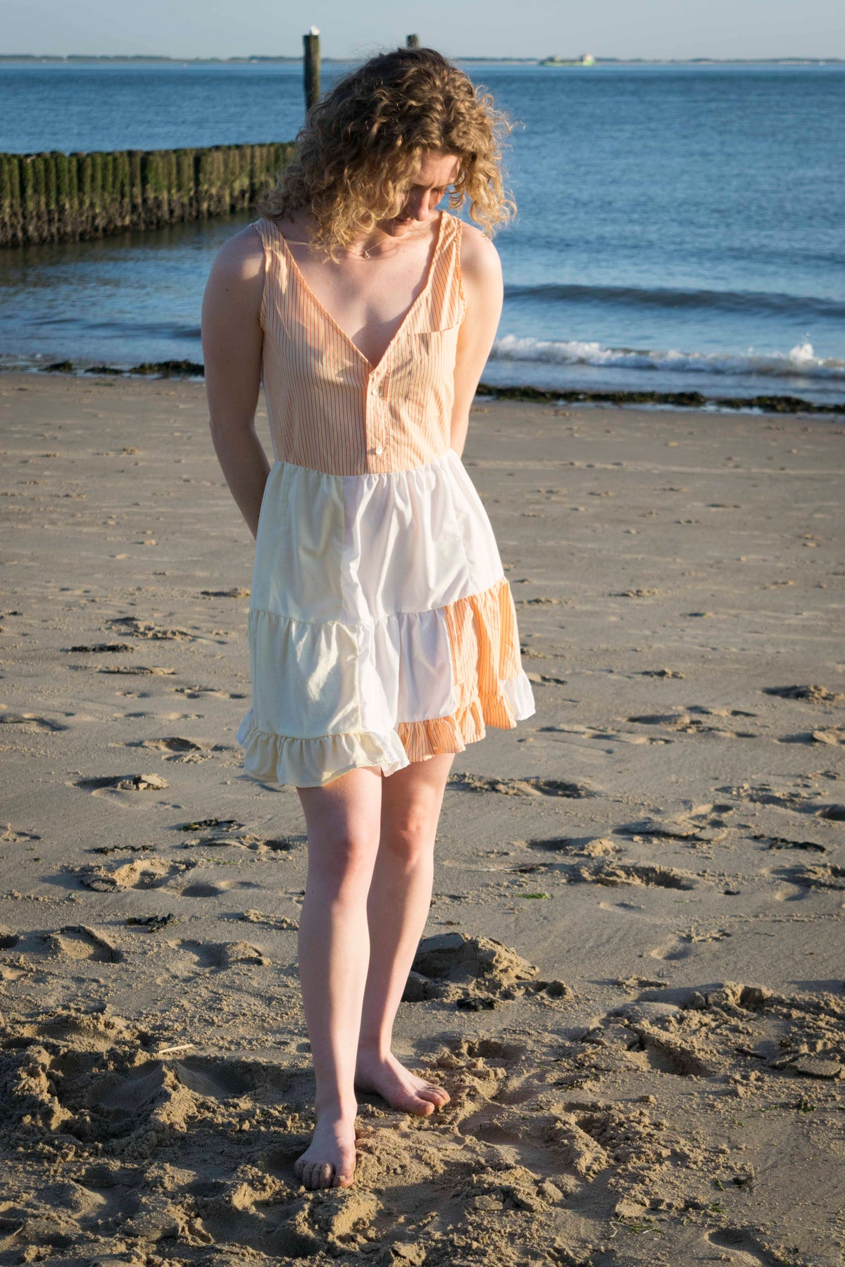 Remix dreamer dress one of a kind in perzik en crème, patchwork van restlappen, op het strand
