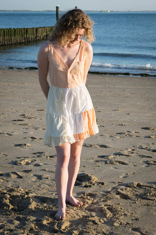 Remix Dreamer Dress One of a kind in Pfirsich und Creme, Patchwork aus Stoffresten, am Strand