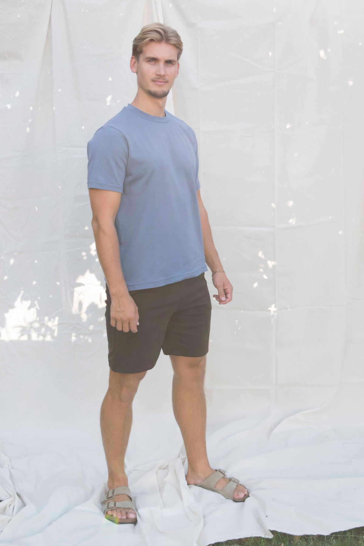 Shorts men donkerbruin, vooraanzicht van de lengte boven de knie