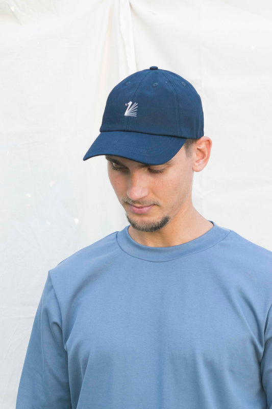 ZWAAN pet navy blue, detail van het logo op de klep