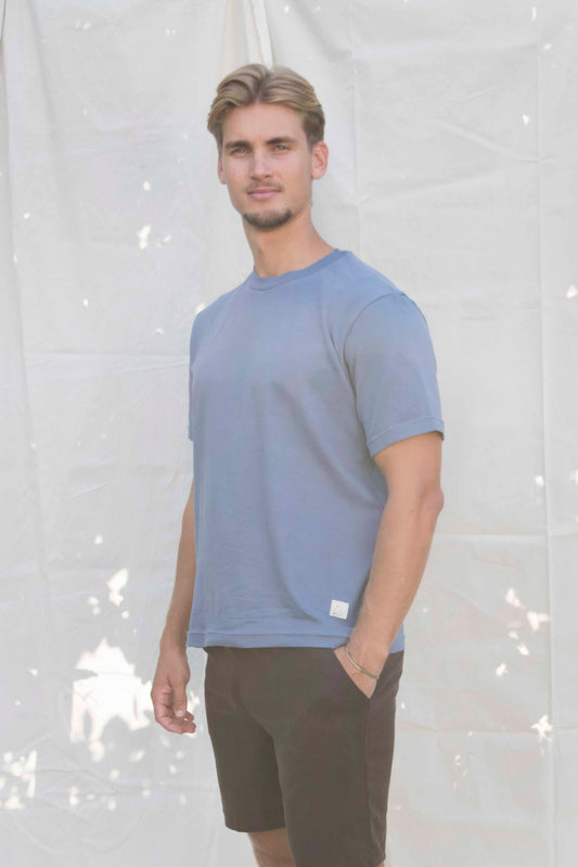 Shorts men donkerbruin, detail met hand in de diepe zak