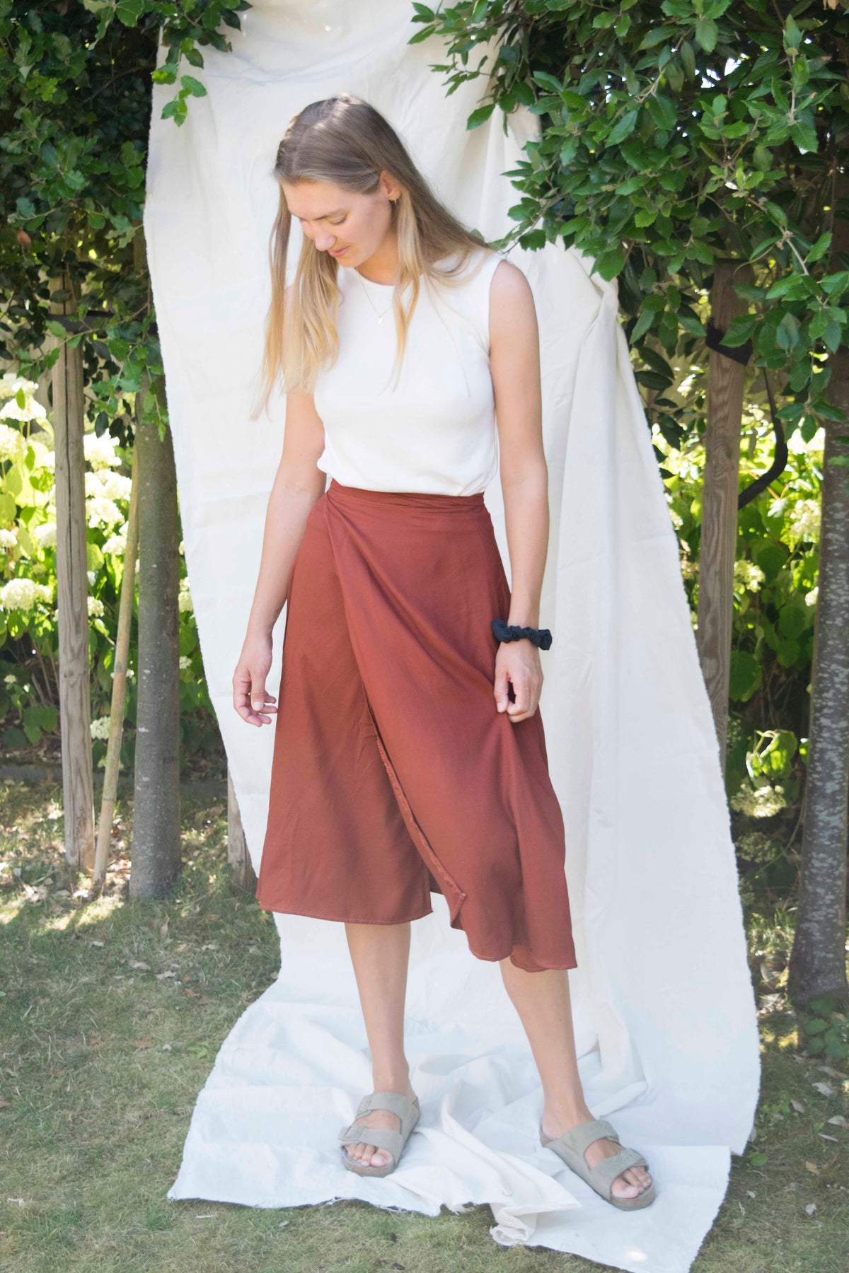 Dance Wrap Skirt Rost, Vorderansicht in Bewegung mit geöffnetem Wickel