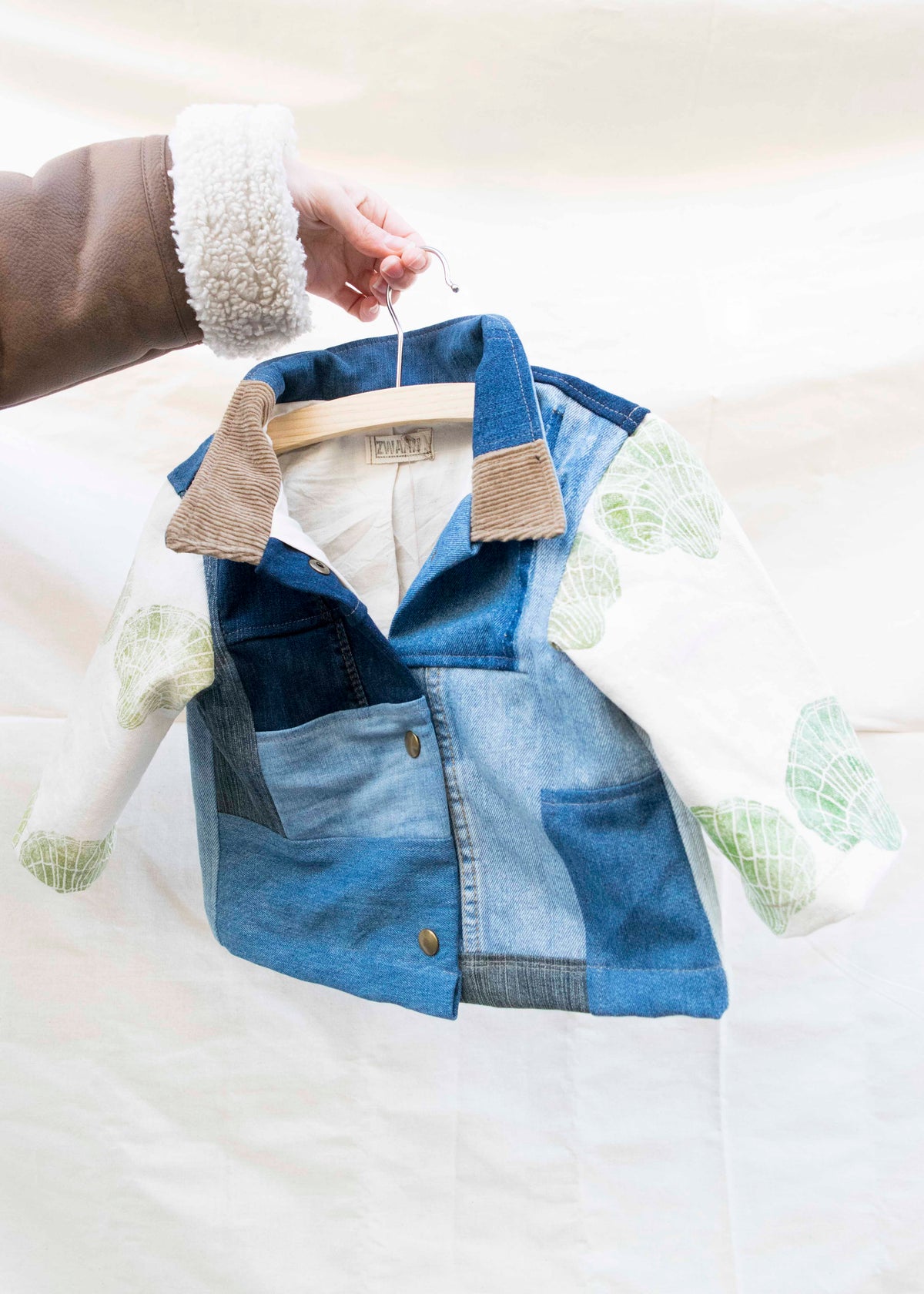 Mini denim jacket patchwork in blauwtinten met corduroy kraag en schelpenprint op de mouwen, vooraanzicht