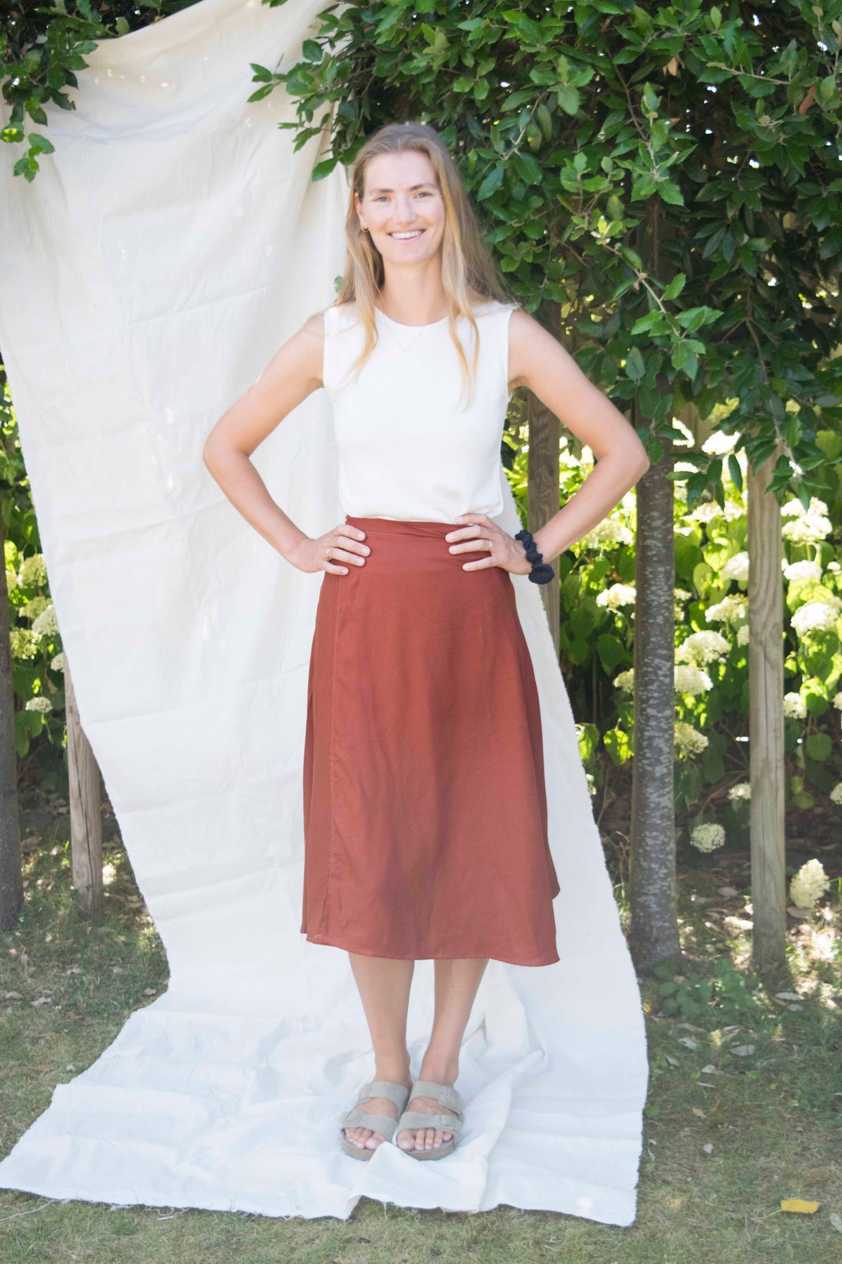 Dance Wrap Skirt in Rost, Midi-Wickelrock, Vorderansicht mit weißem Top