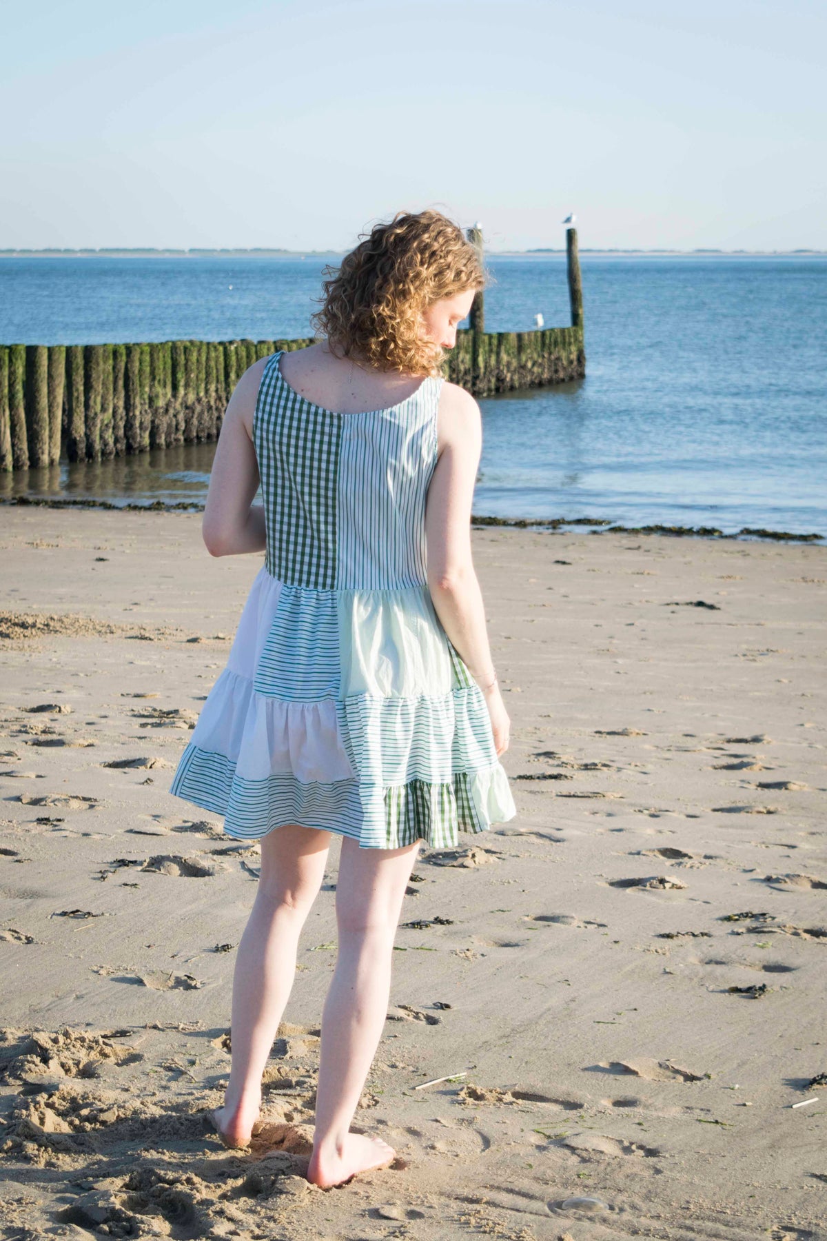 Remix Dreamer Dress Weiß und grünes Karo, Rückansicht des Karomusters