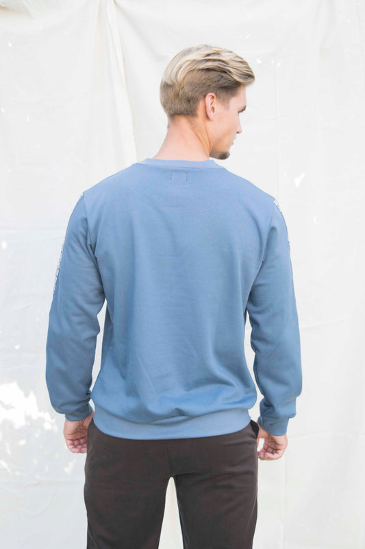 Basic sweater unisex middenblauw, achteraanzicht van de ruime fit
