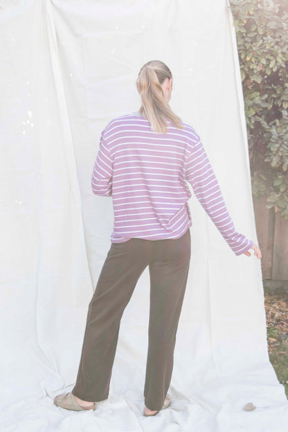 Comfy longsleeve lila gestreept, achteraanzicht van het hele outfit