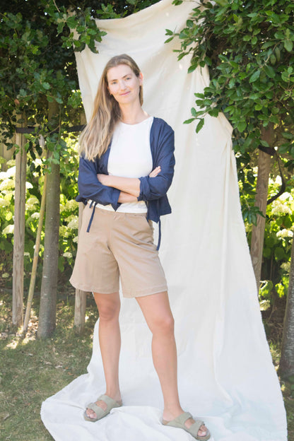 Bermuda shorts hazelnoot beige, vooraanzicht met licht uitlopende pijpen