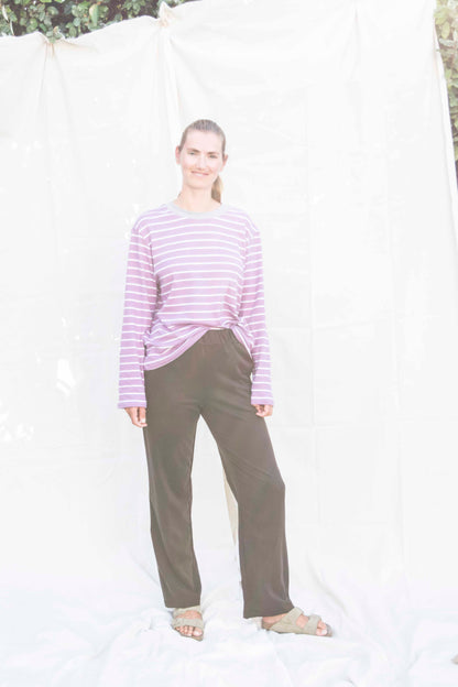Serene pants donkerbruin, vooraanzicht met handen in de insteekzakken