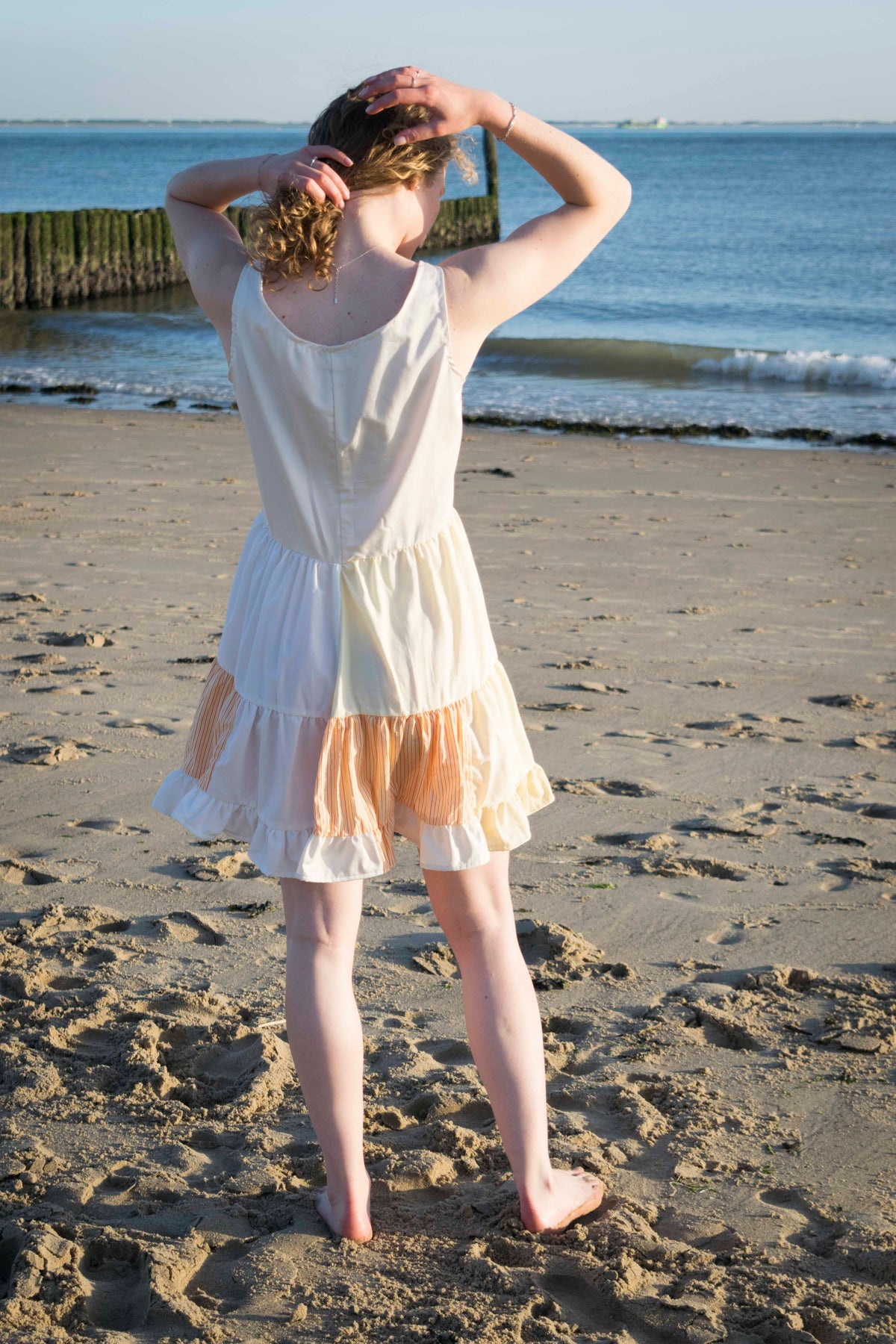 Remix dreamer dress perzik en crème, achteraanzicht