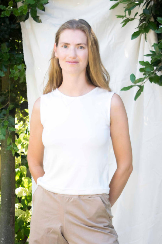 Elegance top wit, vooraanzicht van dichtbij met ronde hals