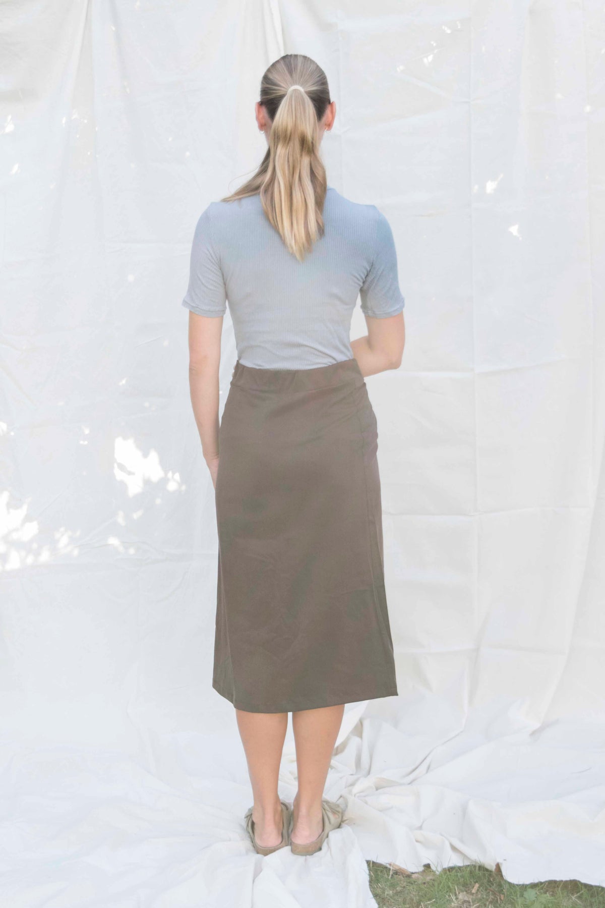 Jesse wrap skirt donkerbruin, achteraanzicht met elastische tailleband