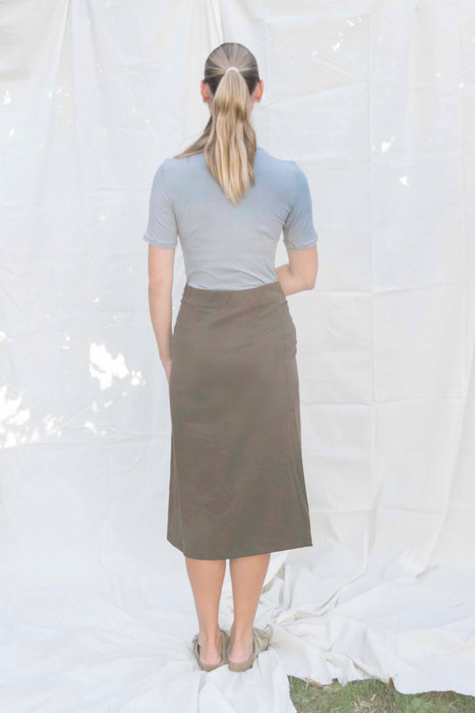 Rib top grijsblauw, achteraanzicht, gedragen met de Jesse wrap skirt