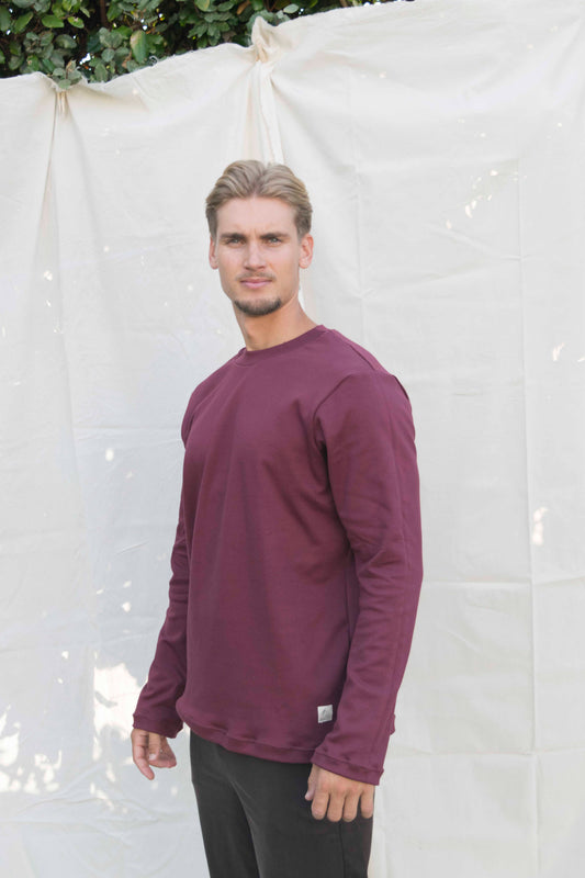 Long time t-shirt men bordeaux, vooraanzicht met donkere broek