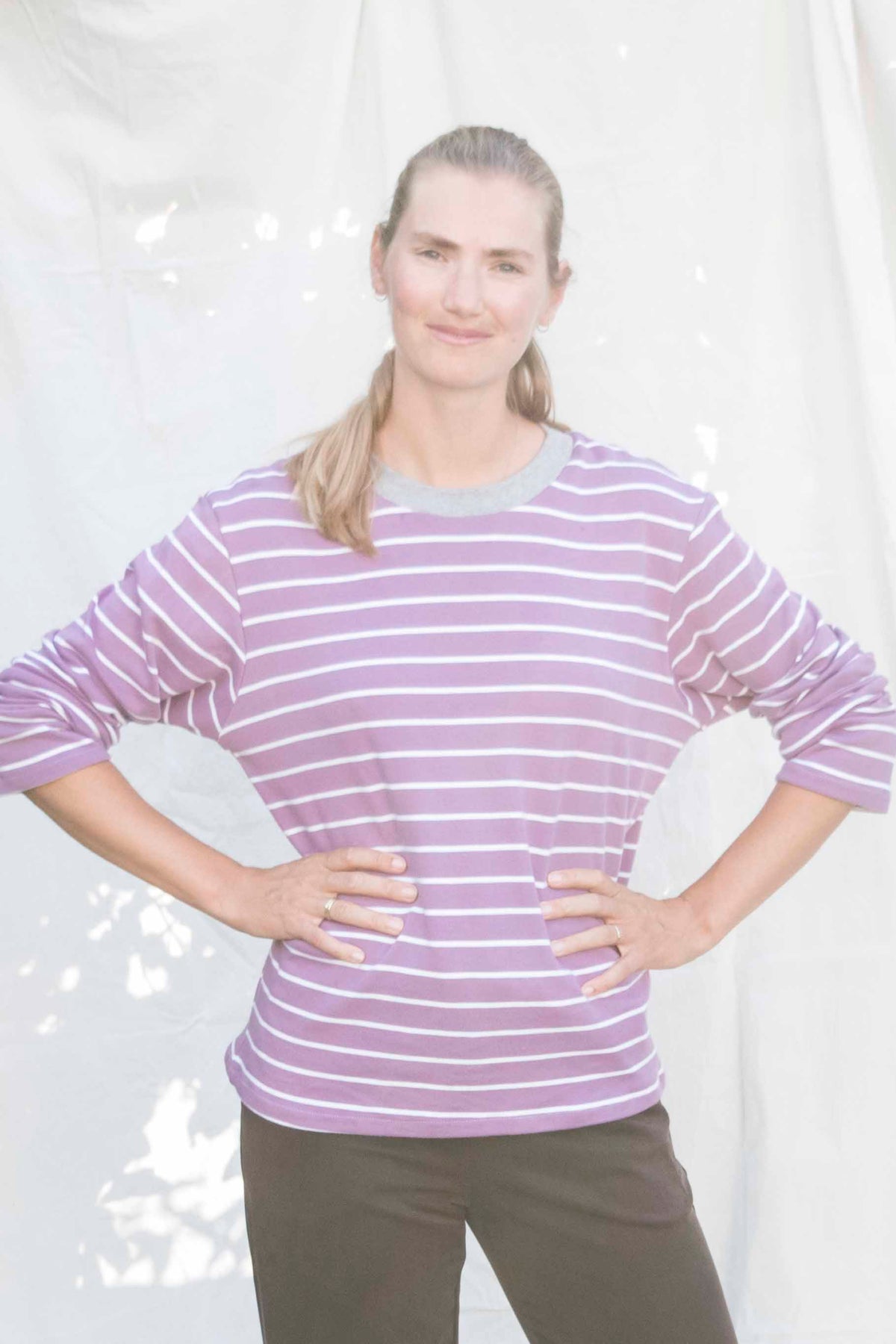 Comfy longsleeve lila gestreept met lichtgrijze halsboord, vooraanzicht