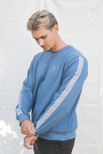 Basic sweater unisex middenblauw, detail van de schortenbont-band op de mouw