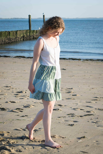 Remix Dreamer Dress Weiß und grünes Karo, Seitenansicht des Stufenrocks