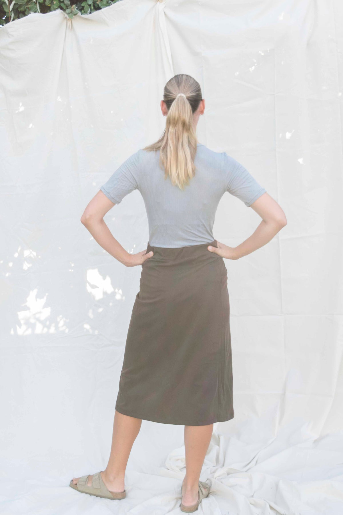 Jesse wrap skirt donkerbruin, achteraanzicht van de midi-lengte