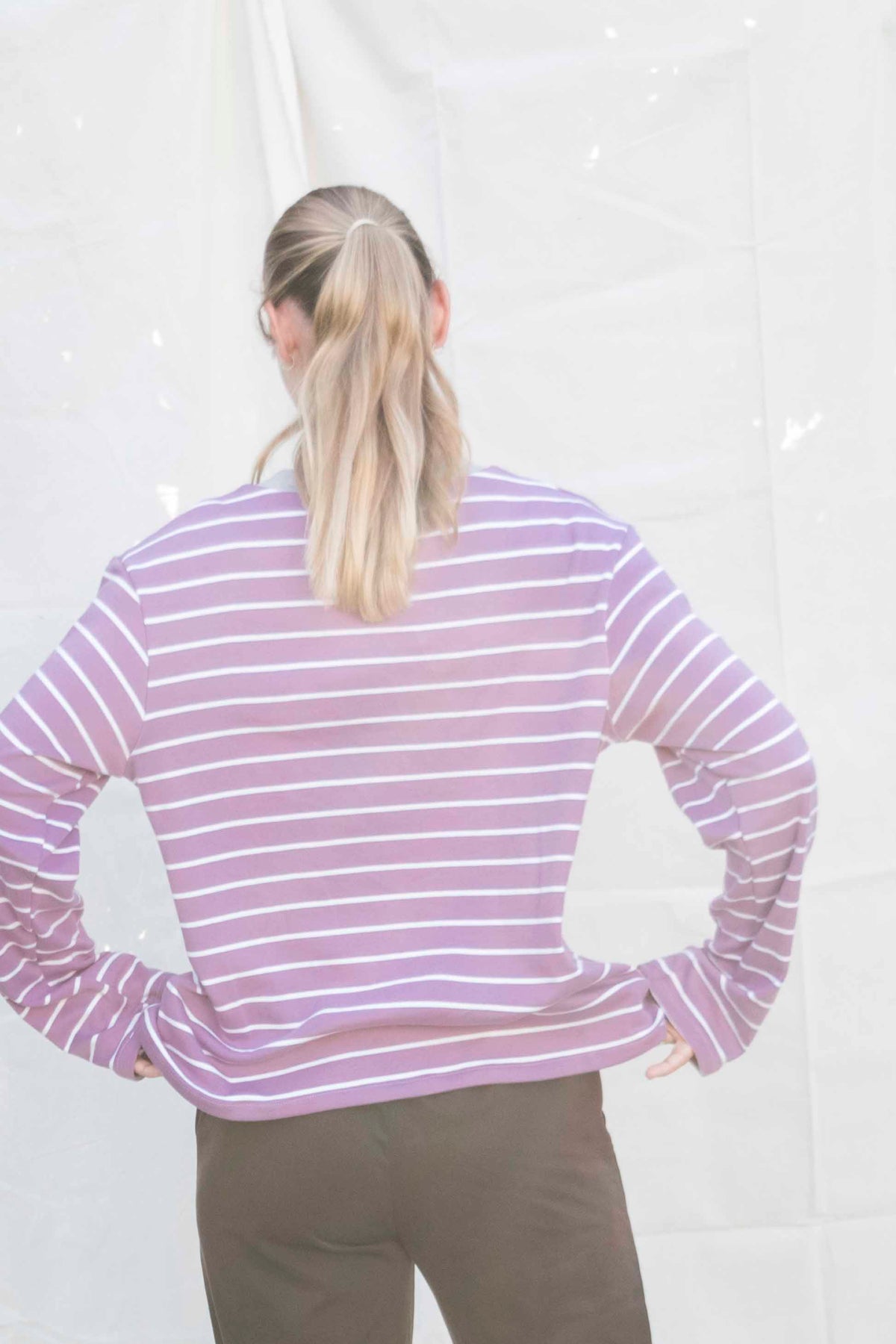 Comfy longsleeve lila gestreept, achteraanzicht met de ruime oversized fit
