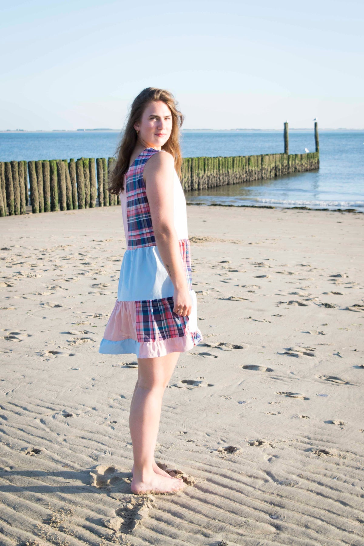 Remix Dreamer Dress, seitliche Rückansicht mit Karomuster